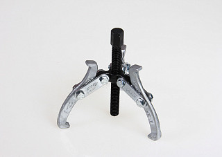 Съемник ДЕЛО ТЕХНИКИ шарнирный 3-х лапый 100мм (815110) 20/1