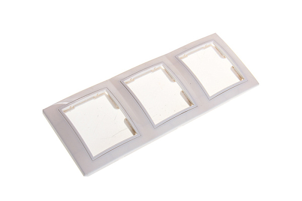 Рамка TDM 3-х постовая "Таймыр" горизонтальная белая (1814-0028)