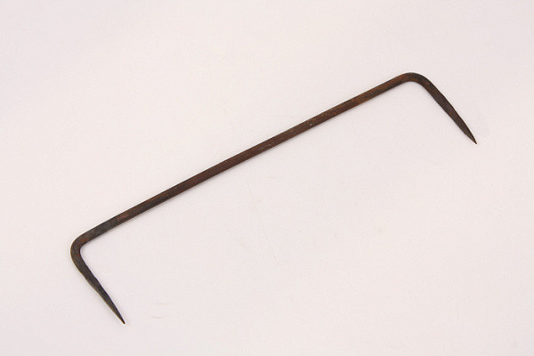 Скоба строительная кованая d=6мм. 20х7см. (коробка 100 штук)